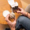 cokoladova bomba mlecna cokolada darek obdarovani poteseni bila cokolada marshmallow cokoladovna janek