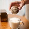 cokoladova bomba cokolada poteseni radost napoj mlecna a bila cokolada horka cokolada mleko marshmallow cokoladovna janek