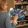 vesmir radost nebe planety zeme mlecna draha astronauti ufo vanoce cokolada advent deti denisa grimmova lucie vyborna kalendar 25 okynek QR 2025 cokoladovna janek