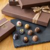 elegantni krabicka pralinky hneda krabice box specialni pralinky halva vanilkovy krem nugatova mlecna horka bila cokoladovna janek