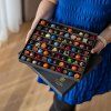 krabicka luxus darek pralinky 80ks cerna elegantni skvela sladka ovocna oriskova pralinka barevna obraz darek obdarovani cokoladovna janek